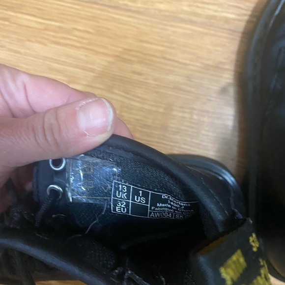 Children’s Dr Martens black boot size 1 - Picture 2 of 6